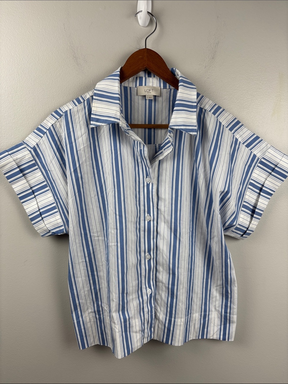LOFT Short-Sleeve Blue & White Striped Button-Down Shirt cropped Medium